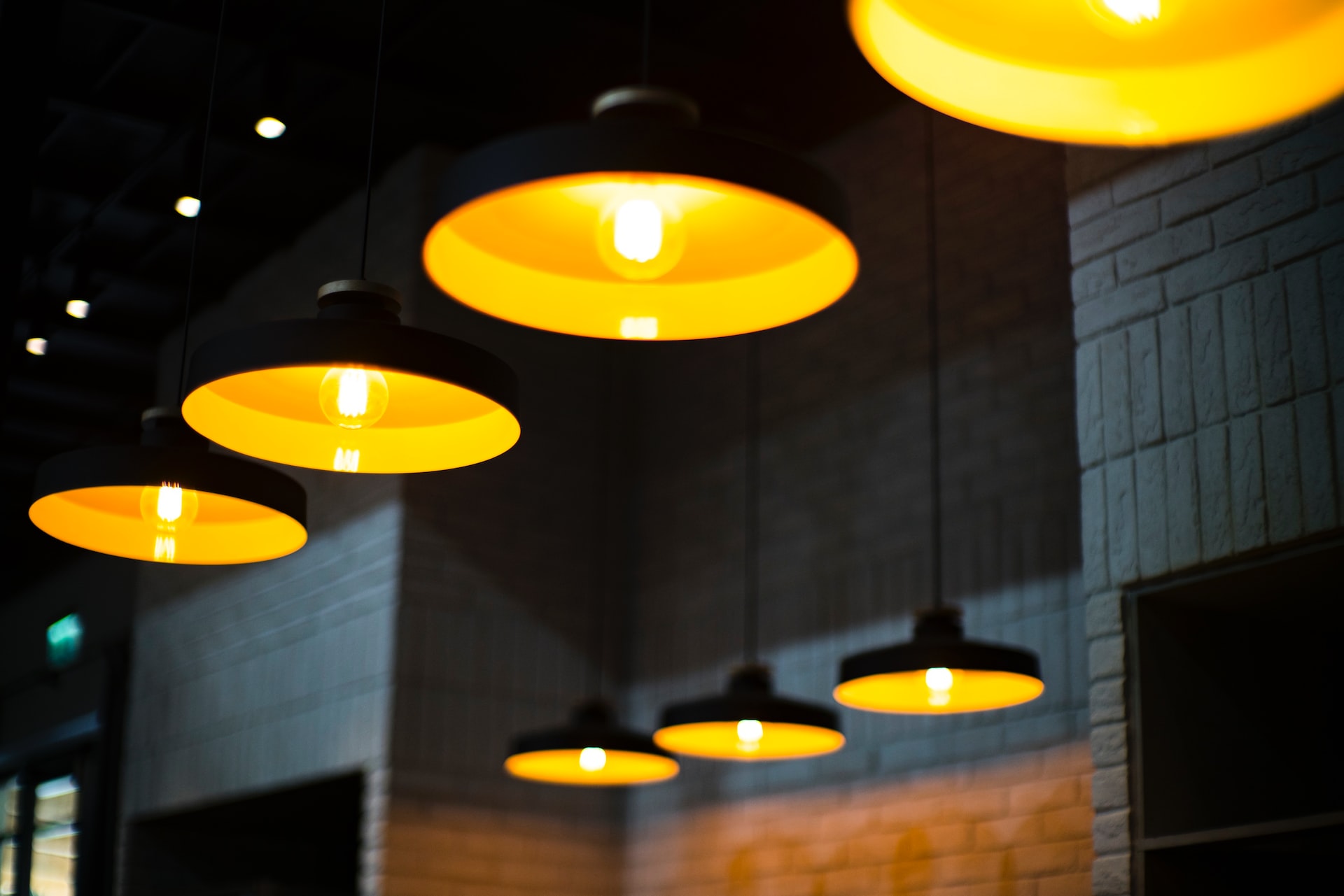 Czarno-złota lampa do wnętrz nowoczesnych