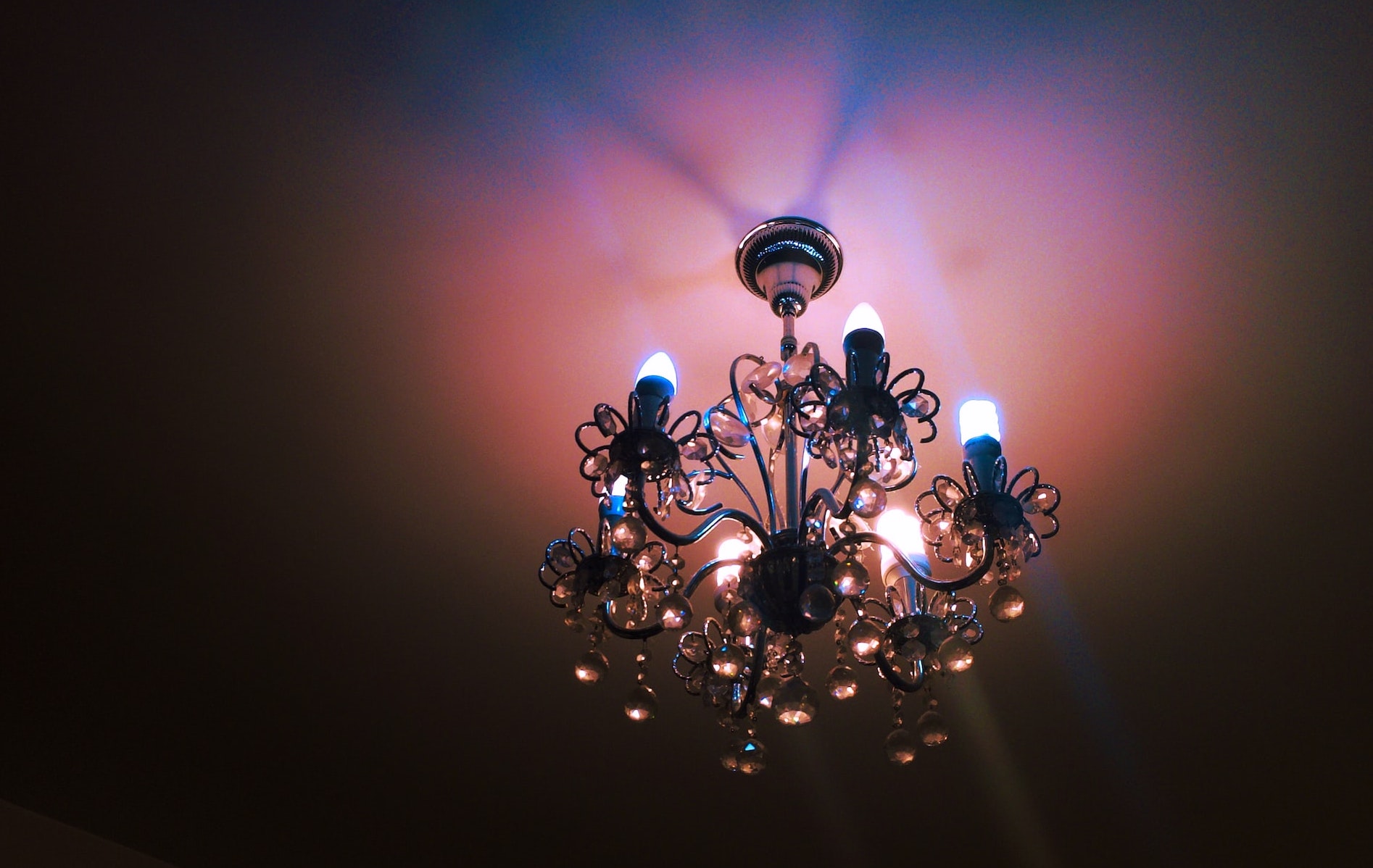 Lampa kryształowa - do jakich wnętrz pasuje?